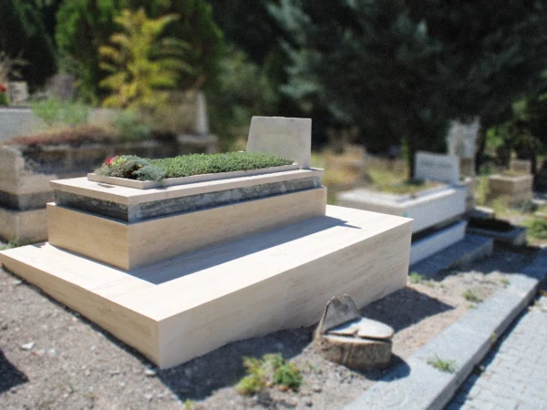 Traverten mermerden yapılmış tek kişilik tek katlı mezar modeli Ankara mezar yapımı