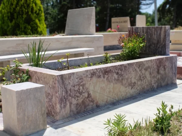 mezar çiçeklendirme çalışması