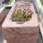Pembe traverten mezar çiçeklendirme
