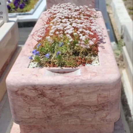 Pembe traverten mezar çiçeklendirme