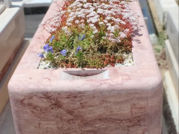 Pembe traverten mezar çiçeklendirme